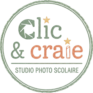 Un logo rond de style vintage indique "Clic & Craie" avec un obturateur d'appareil photo en guise de "C" et un morceau de craie en guise de "i". En dessous, on peut lire "Studio Photo Scolaire". Texte vert et orange.