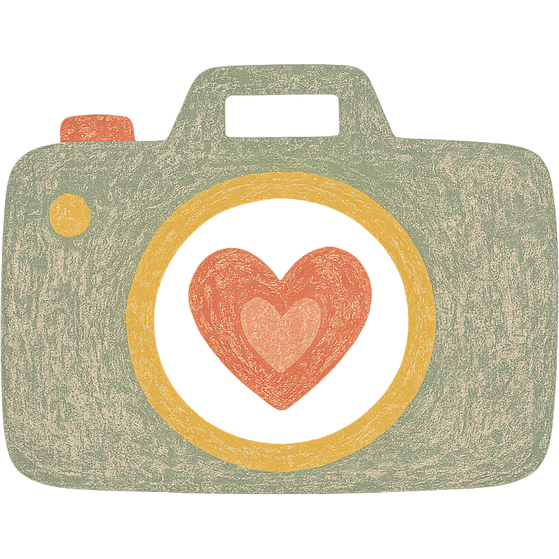Illustration texturée et dessinée à la main d'un appareil photo vert dont l'objectif est entouré d'un cercle jaune et qui comporte un cœur orange avec un plus petit cœur rose à l'intérieur - parfait pour célébrer les moments passés à l'école Granby.