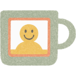 Un dessin texturé d'une tasse à café verte avec un cadre photo rectangulaire sur le devant, affichant un simple smiley jaune - parfait pour apporter un peu de joie scolaire sur votre bureau à l'école Granby.