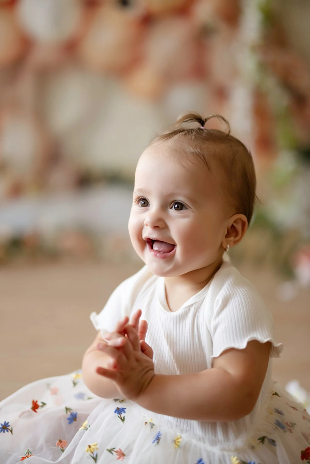 Bébé photographié avec douceur dans un décor naturel