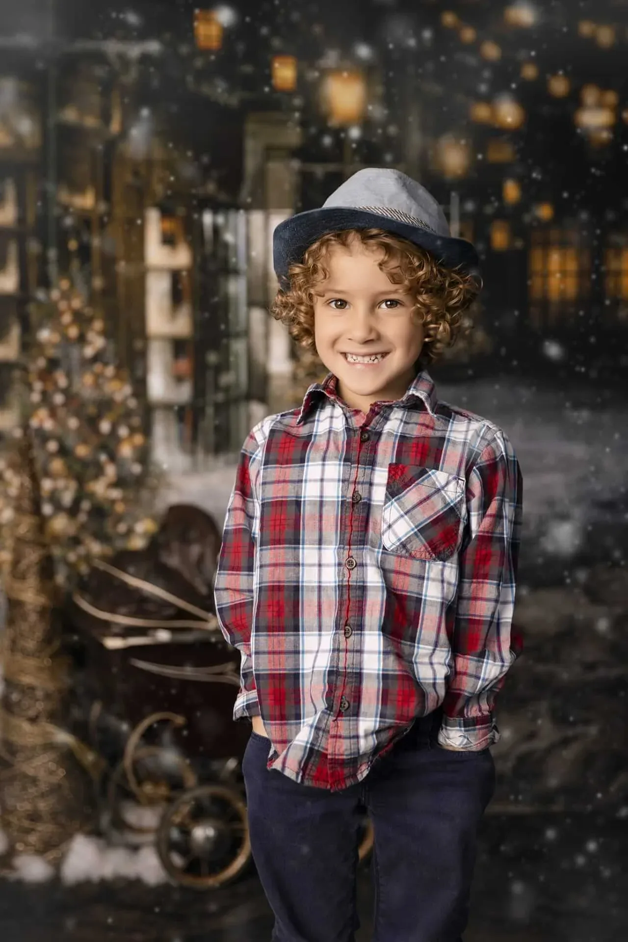 Garçon souriant devant un décor de Noël illuminé de lanternes