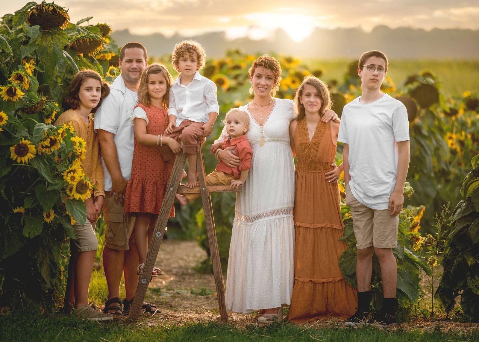 Rébecca Vandal avec son conjoint et leurs six enfants dans un champ de tournesols